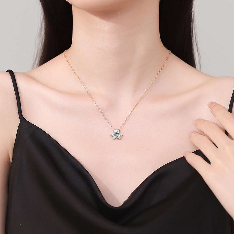 Iced Out VVS for Women Korean and Japanese Light Clover Sier Pendant 50 Points Moissanite Necklace