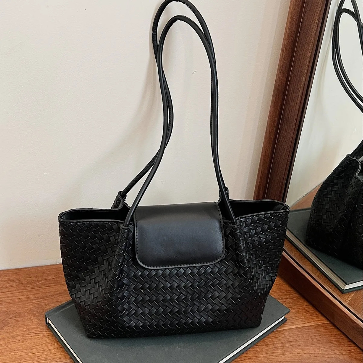 Summer Quilted Shoulder Bag for Women PU Leather Lightweight Crossbody Vintage Tote Commute Travel Essentials 250807