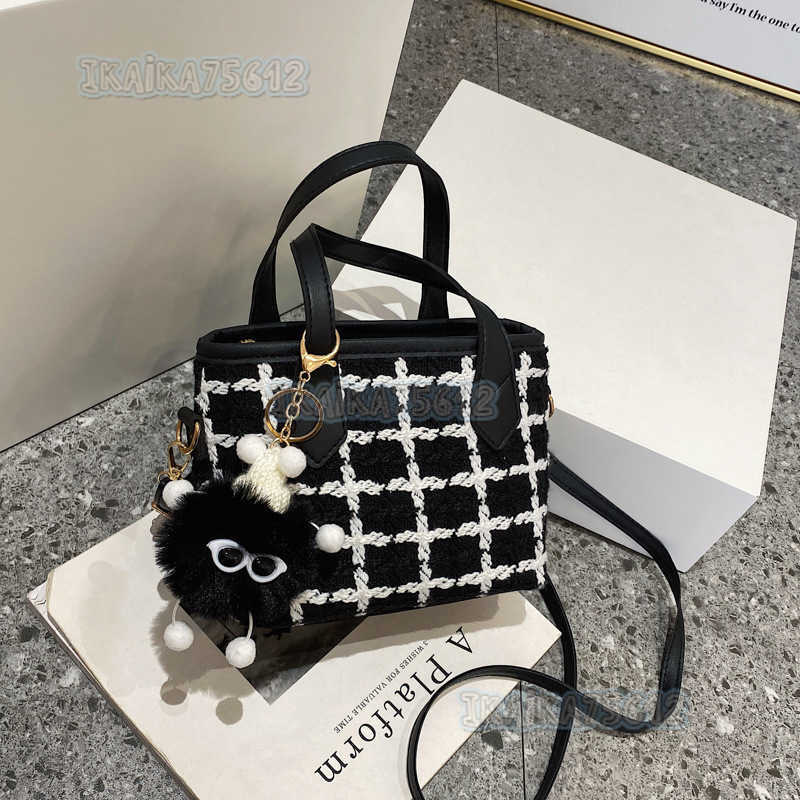 Celebrity Fashion Woolen Plaid Handbag 2022 Autumn Winter New Style Elegant Commuter Single Shoulder Crossbody Bucket Bag H250806