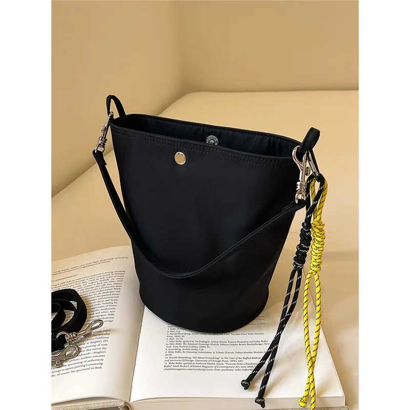 Japanese Casual Underarm Nylon Bucket Bag Womens 2024 Summer Niche FAshion Versatile Commuter Womens Bag Z250807