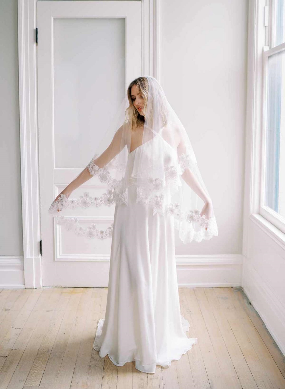 Wedding Short Bridal Veils Lace Appiques Edge One Layer Tulle Veil With Comb Ivory White Wedding Accessories Customized