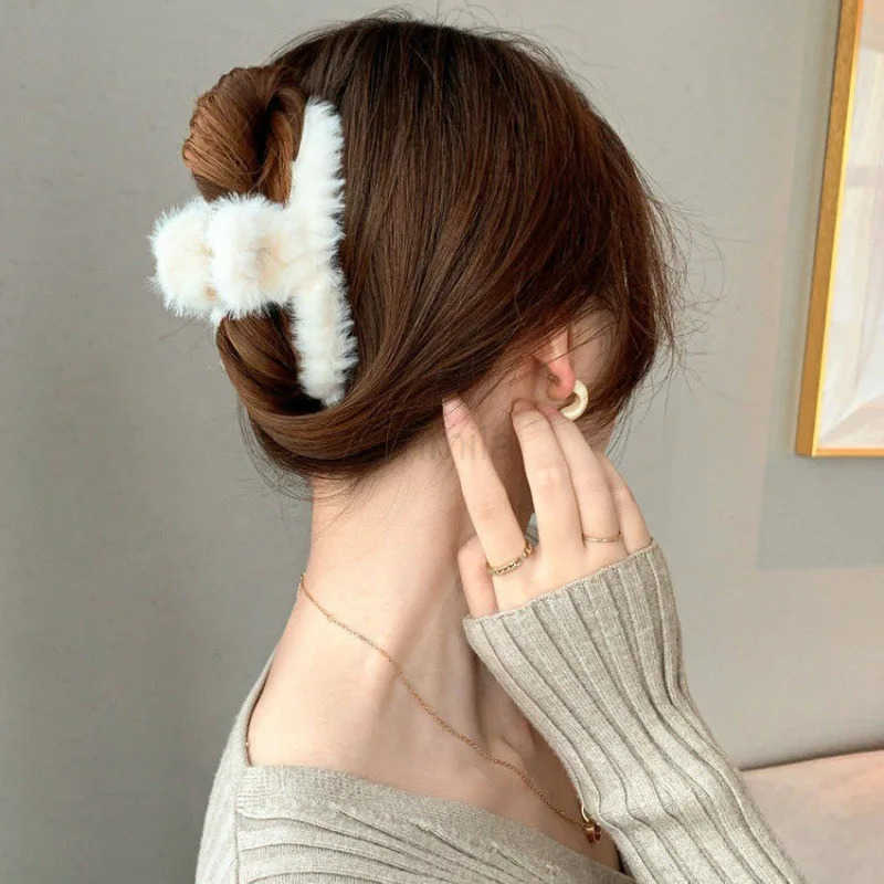 Fluffy Plush Faux Fur Big Crab Hair Claw Clips Women Girls Winter Ponytail Holder Hair Barrettes Hair Clips Cheap U250807