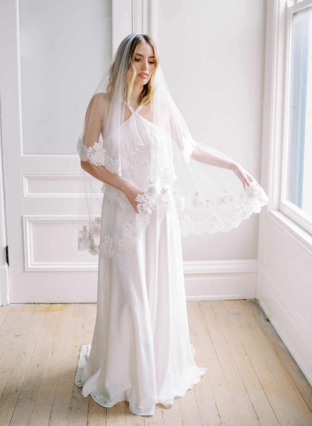 Wedding Short Bridal Veils Lace Appiques Edge One Layer Tulle Veil With Comb Ivory White Wedding Accessories Customized