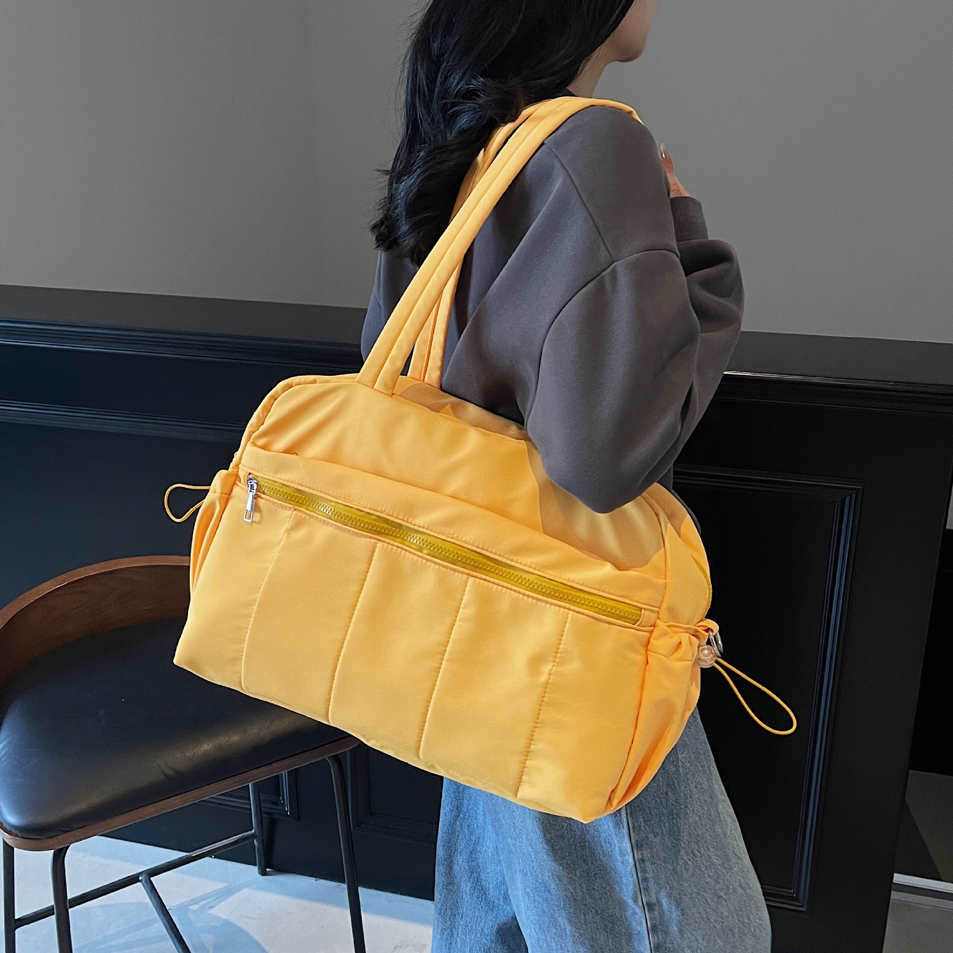 Casual Style Nylon Fabric Large Lightweight Simple Handheld Commuter Tote Women's Gym Set Trolley Clothing Travel Bag