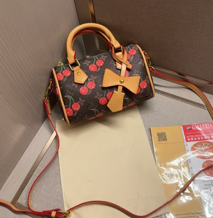 Designer tote womens crossbody luxury handbag chain fashionable and casual club shoulder bag wallet