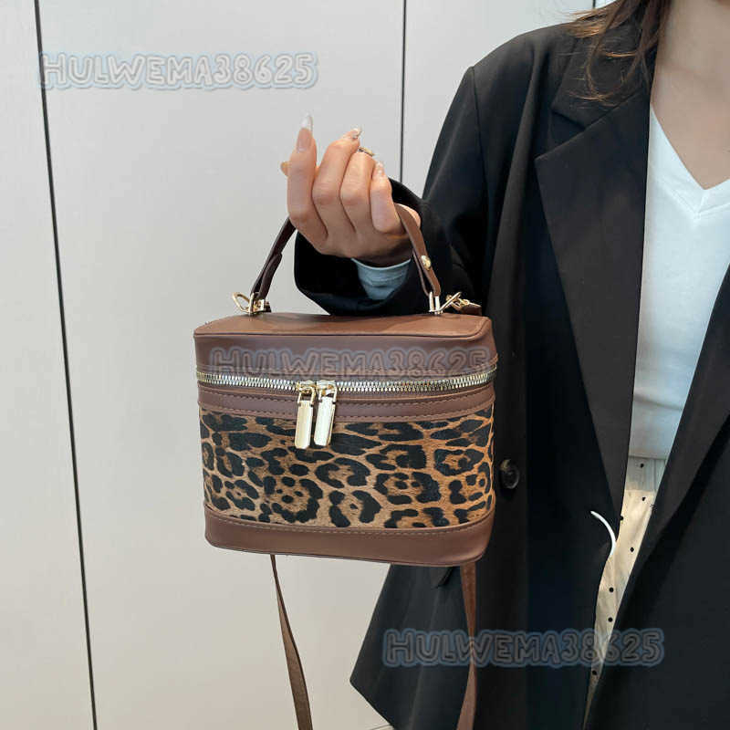 2025 New Niche Design Fashion Leopard Print Portable Makeup Bag Handbag Crossbody Small Square Bag H250806