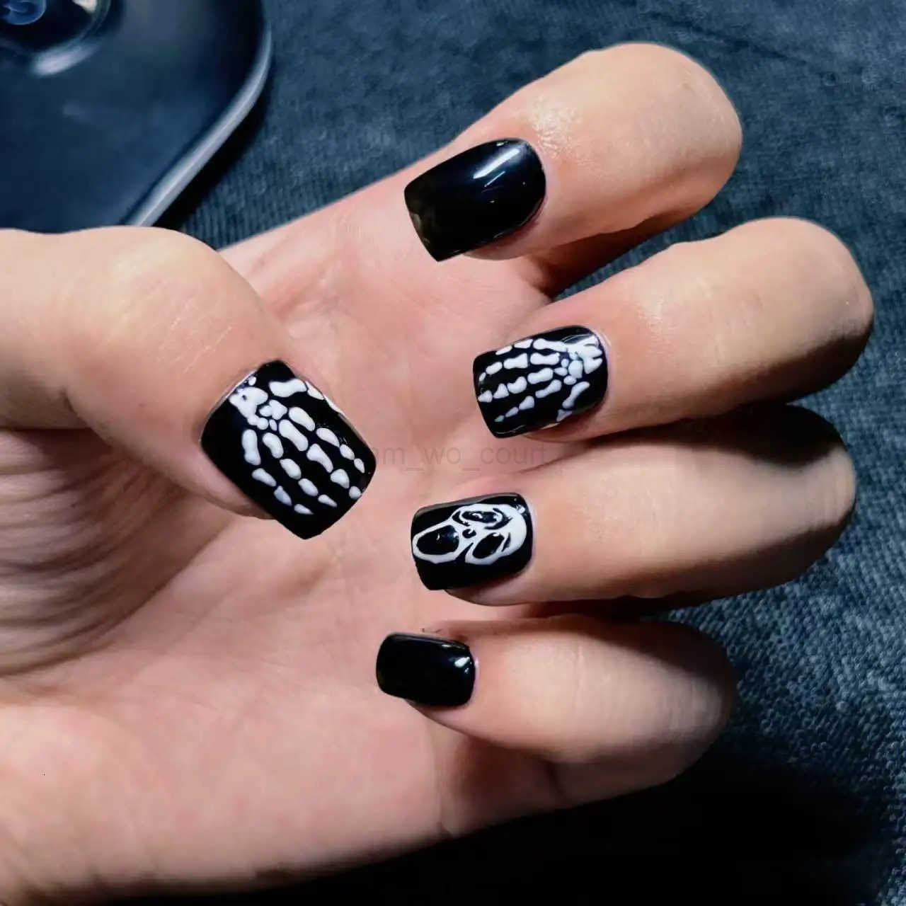 24PCS Dark Skull Patterns False Nails with Glue Halloween Simple Medium Square Fake Nails Acrylic Wearable Manicure Gel Nail Tips M250807