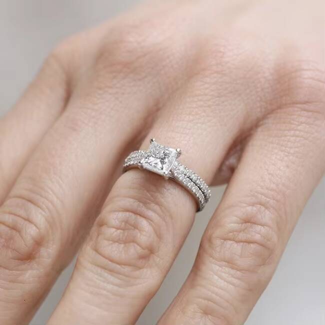 Yu Ying Custom Women Engagement Wedding 14K Gold 1CT Princess Cut Diamond Moissanite Rings Set