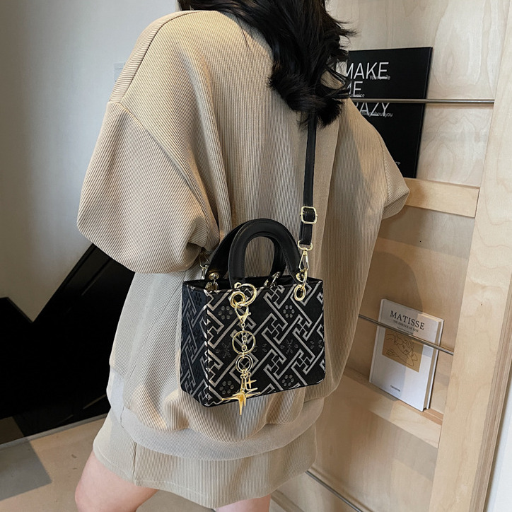 Free Shipping Designer Luxury Women's Handbag High-end Ethnic Style Wanji Pattern National Style New Handheld Bucket Bag Versatile Single Shoulde