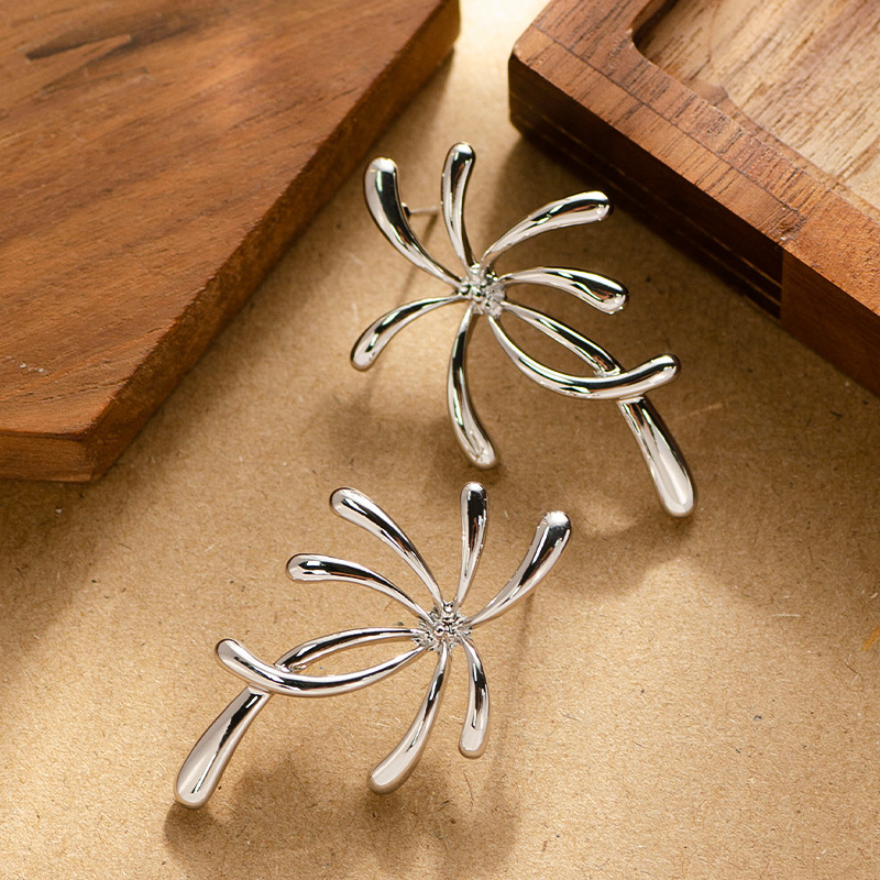 Internet Celebrity Live Fashion Exquisite Minimalist Metal Flower Earrings for Women High-end Light Versatile Sier Needle Ear Jewelry