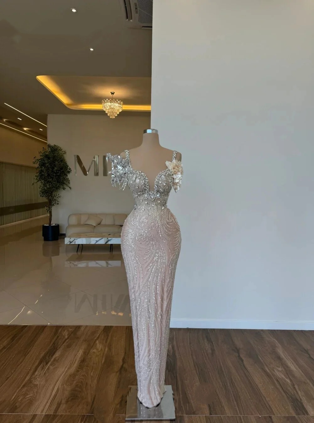 Luxury Evening Dresses For Women Sweetheart Neck Spaghetti Straps Sleeveless Gown 3D Appliques Crystal Sequins Sweep Train Dress Party Customized Dres