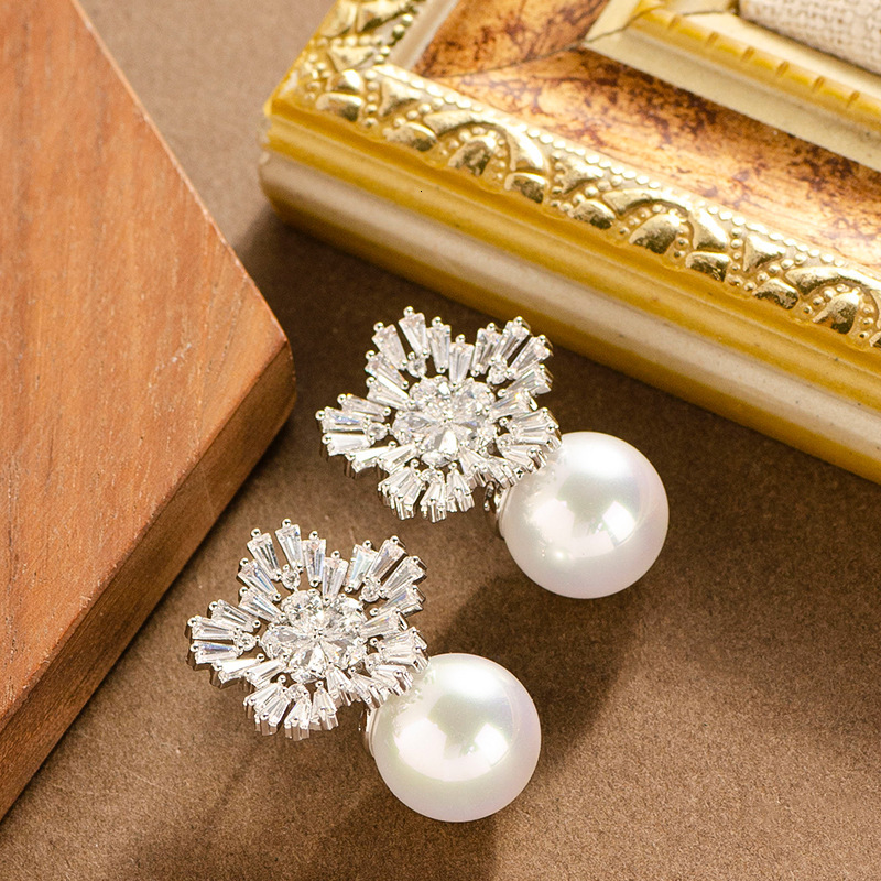 French Style Light Exquisite Inlaid Crystal Zircon Snowflake Pearl Earrings for Women Elegant Simple High-end Sier Needle Ear Jewelry