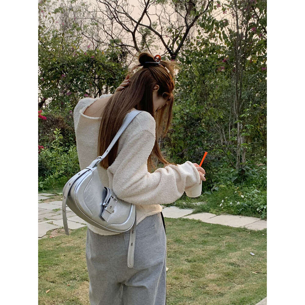 2025 Crescent-shaped Single-shoulder Crossbody Niche Design for Women Autumn New Underarm Bag Commuting Fashion
