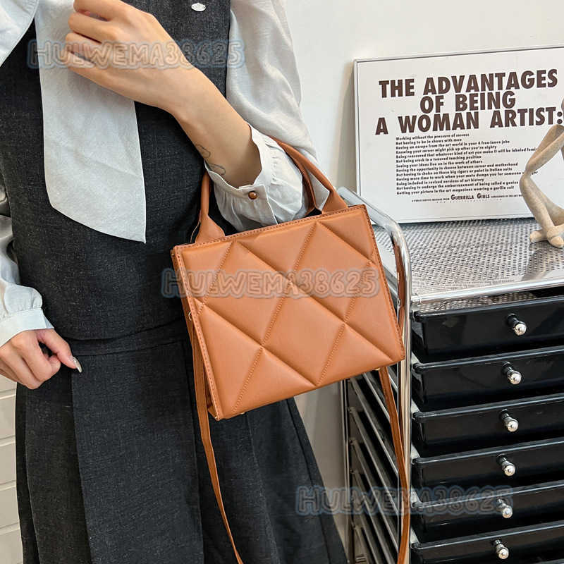 2025 New Fashion Bag for Women Spring Simple Style Quilted Solid Color Tote Bag Large Capacity Shoulder Crossbody Bag H250806