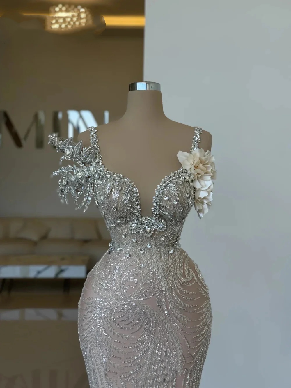 Luxury Evening Dresses For Women Sweetheart Neck Spaghetti Straps Sleeveless Gown 3D Appliques Crystal Sequins Sweep Train Dress Party Customized Dres
