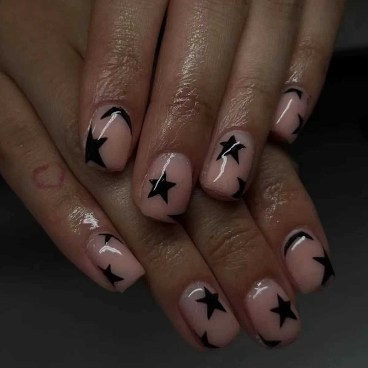 24Pcs Nude Color Press on Nails Red Five-pointed Star Designs Short Square Fake Nails Patches Y2K Girls Simple Charms Manicure Z250807