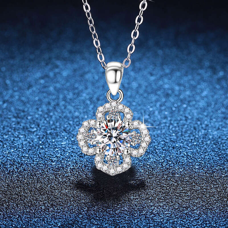 Iced Out VVS New Four-Leaf Clover Pendant 1 ct Moissanite Necklace