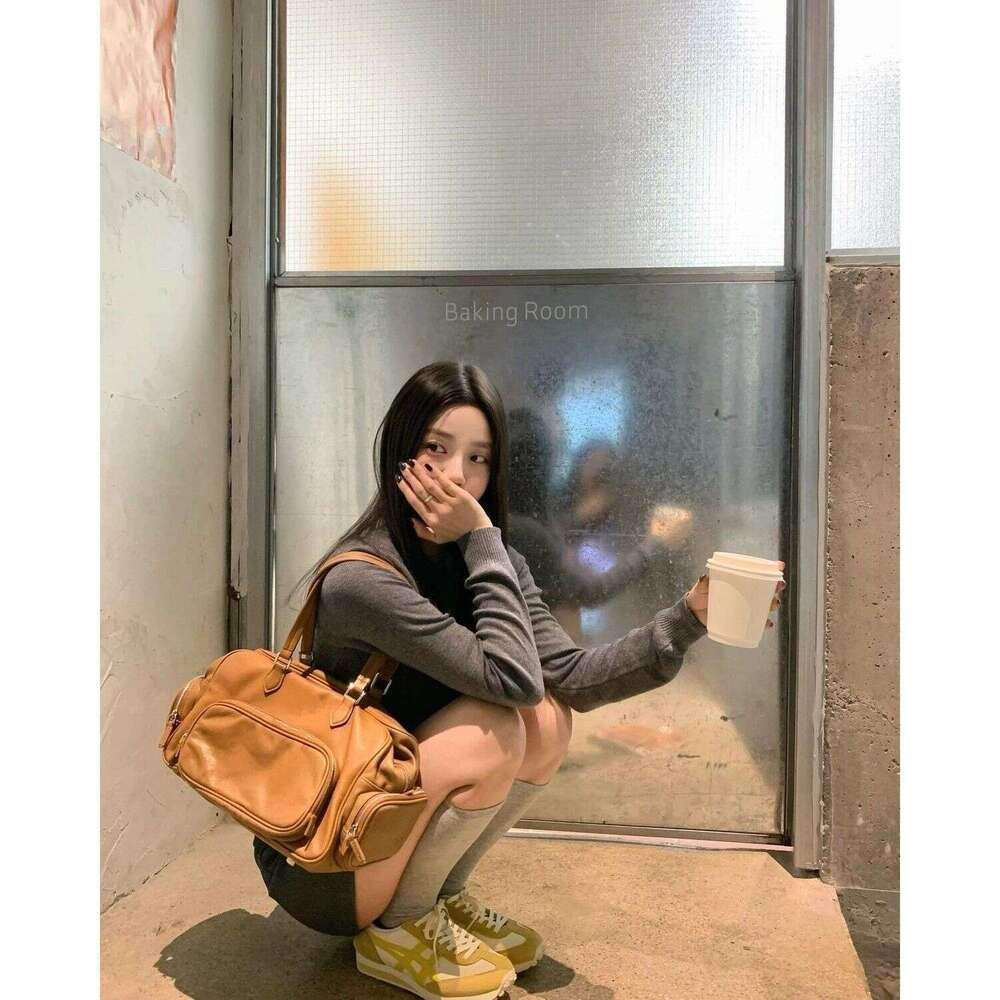 Designer Bag Tote Shoulder Bag Designer Tote Single Brown Bowling Autumn Winter New Versatile Casual Large Commuting Simple Multi Pocket Motorcycle