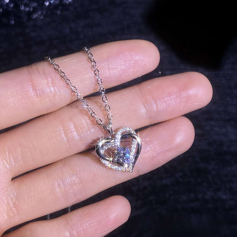 Iced Out VVS Moissanite Eternal Heart Pendant Necklace Light High-End Feel Women's Valentine's Day Collarbone Chain
