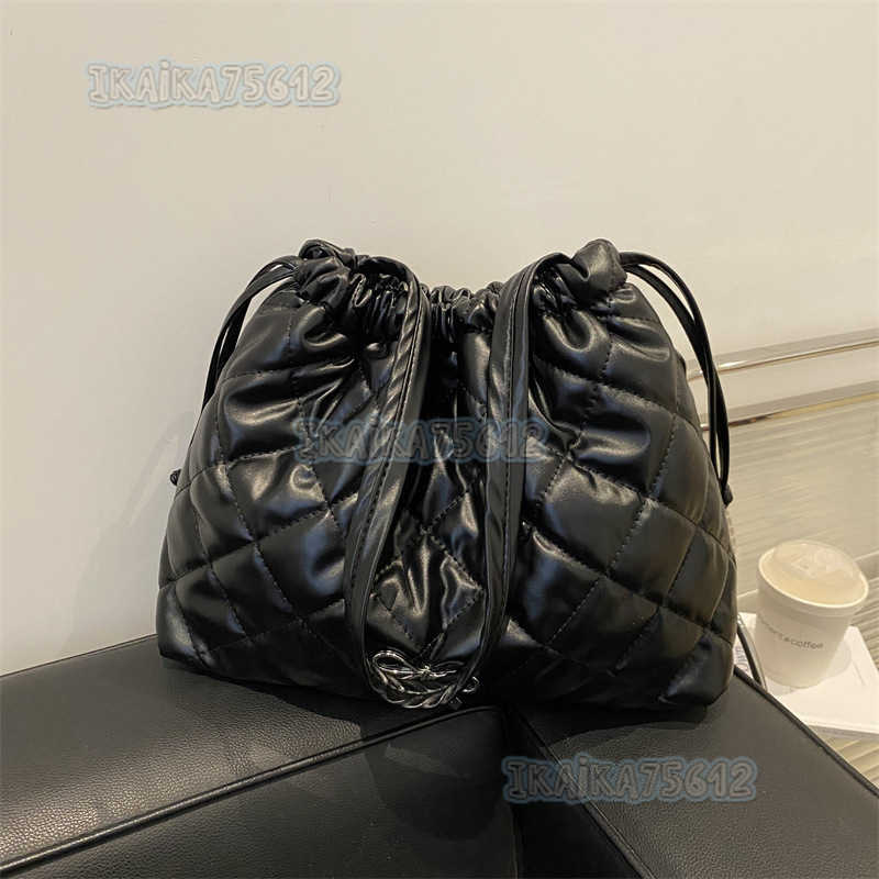 Large Capacity Soft Surface Quilted Drawstring Crossbody Tote Bag 2024 Autumn Winter New Short Trip Handheld Shoulder Bag for Women H250806