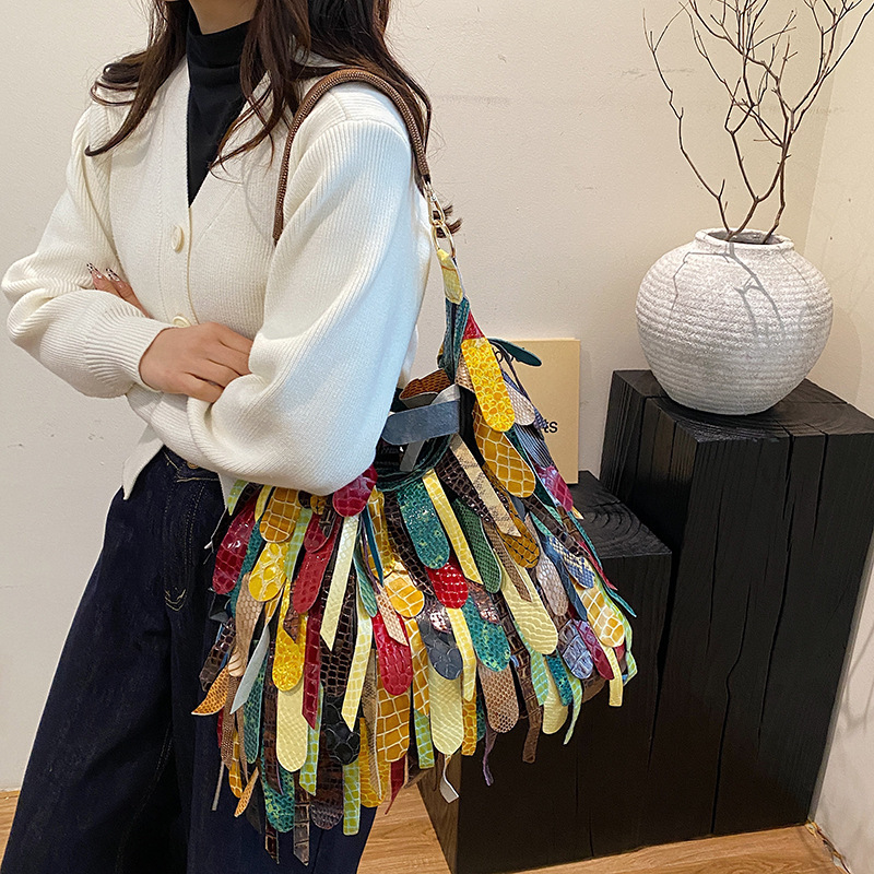 Free shipping designer Niche Design Large Capacity Underarm Single Shoulder Bag for Women New Personalized Indian Style Tassel Commuter Crossbody Bag