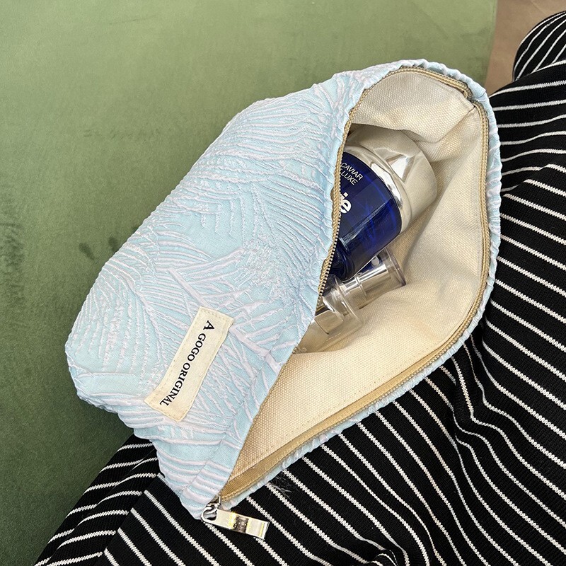 Free Shipping Designer Luxury High-end Makeup Bag Gentle Fresh Large Capacity Storage Bag Portable Travel Skincare Storage Bag Toiletry Bag Casual Pho