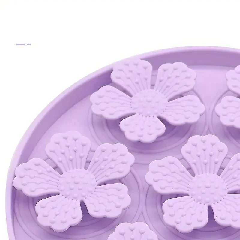 Silicone pet slow feeding mat dog licking mat round with suction cup anti-suffocation cat slow feeding mat Y250806