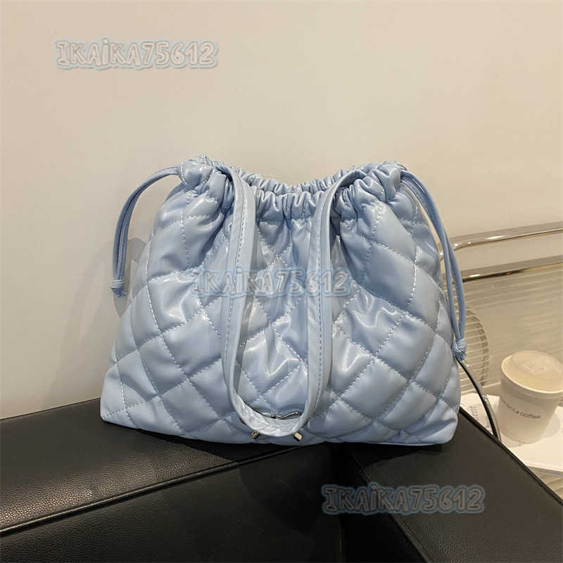 Large Capacity Soft Surface Quilted Drawstring Crossbody Tote Bag 2024 Autumn Winter New Short Trip Handheld Shoulder Bag for Women H250806
