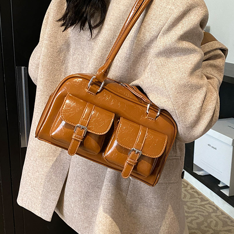 Large-Capacity Fashionable Womens Underarm Shoulder Bag with Multiple Pockets for Everyday Use