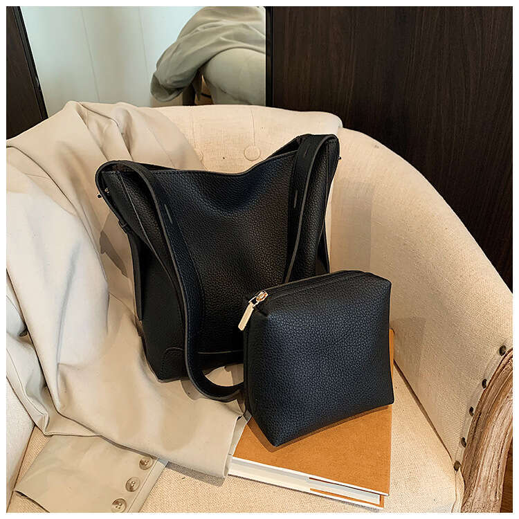 tote 2025 New Women's Bucket Spring Niche Design Simple Large Designer Capacity Commuter bags Shoulder Crossbody Bag