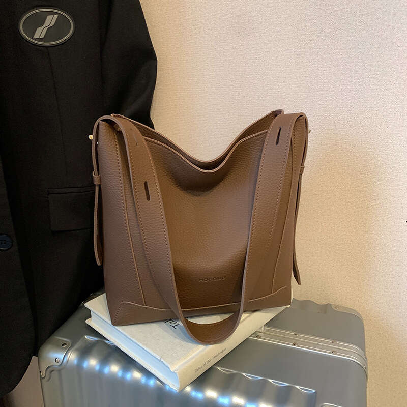 tote 2025 New Women's Bucket Spring Niche Design Simple Large Designer Capacity Commuter bags Shoulder Crossbody Bag