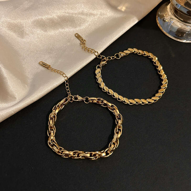 Luxury jewelry designer bracelet Cuban chain temperament hollowed out gold chain fashion personality titanium steel bracelet no fade versatile flower 