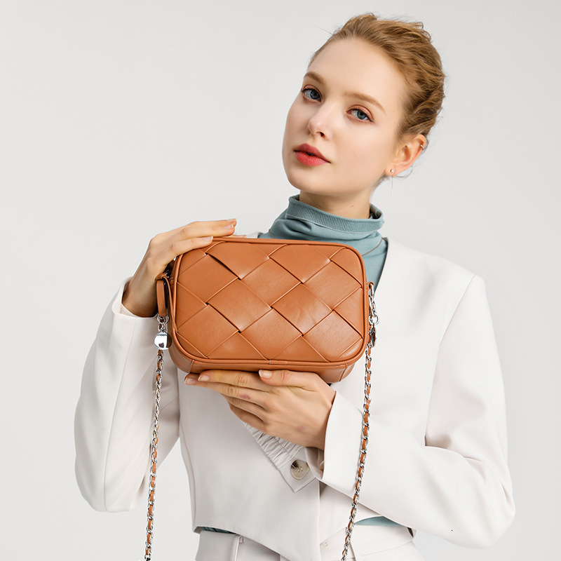 2025 New Bags Womens Chain Autumn Winter Fashion Quilted Woven Crossbody Bag Niche Design R250807