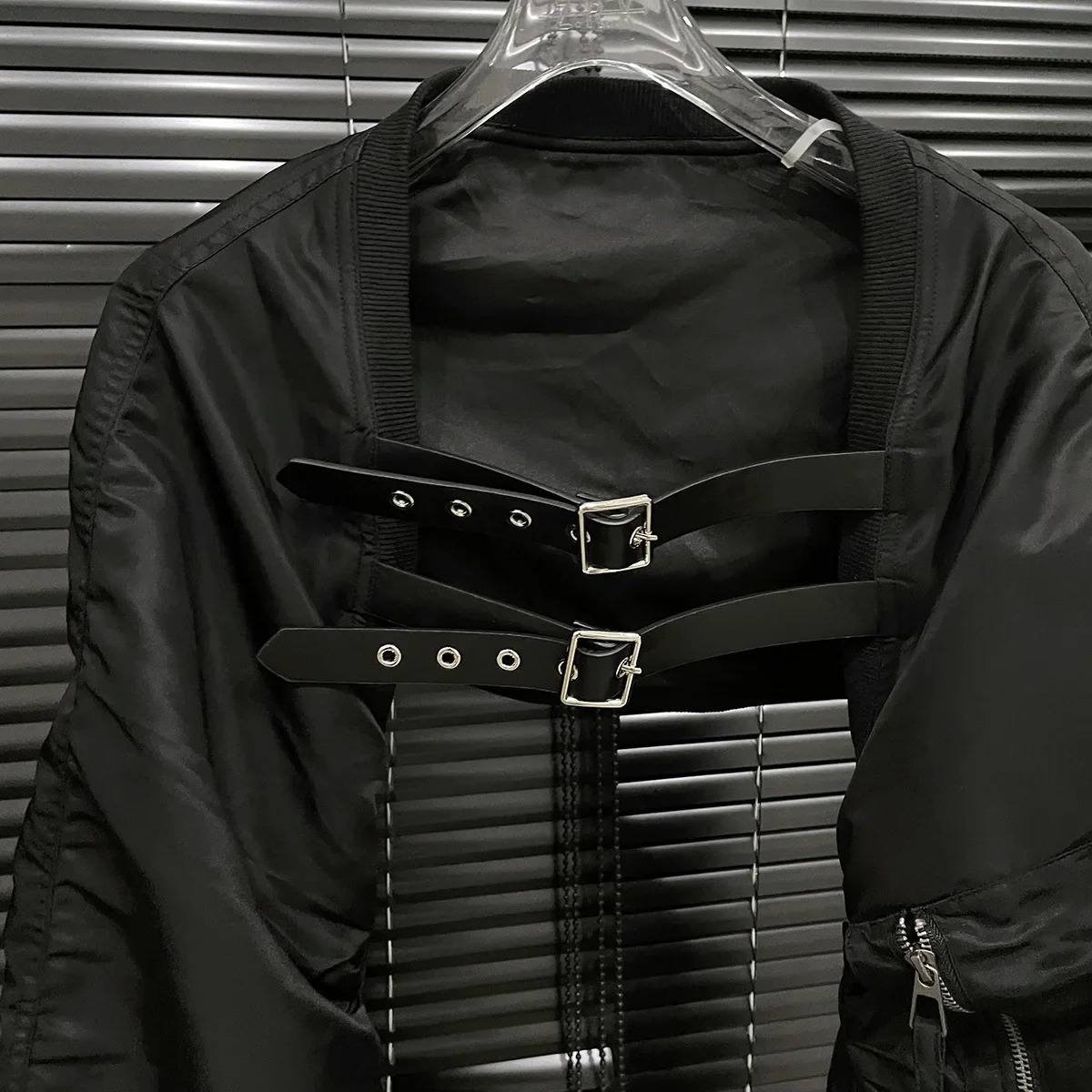 Autumn Niche Design Black Shoulder Vest Womens Leather Flight Plane Style Cropped Jacket Crew Neck Pattern 250807