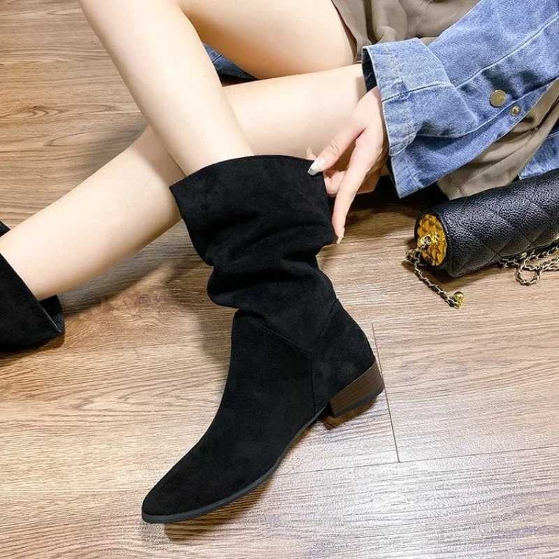 2024 Womens Natural Suede Wern Boots Thick Pointed Short Boots Vintage Pleated Womens Autumn Boots XJ250807