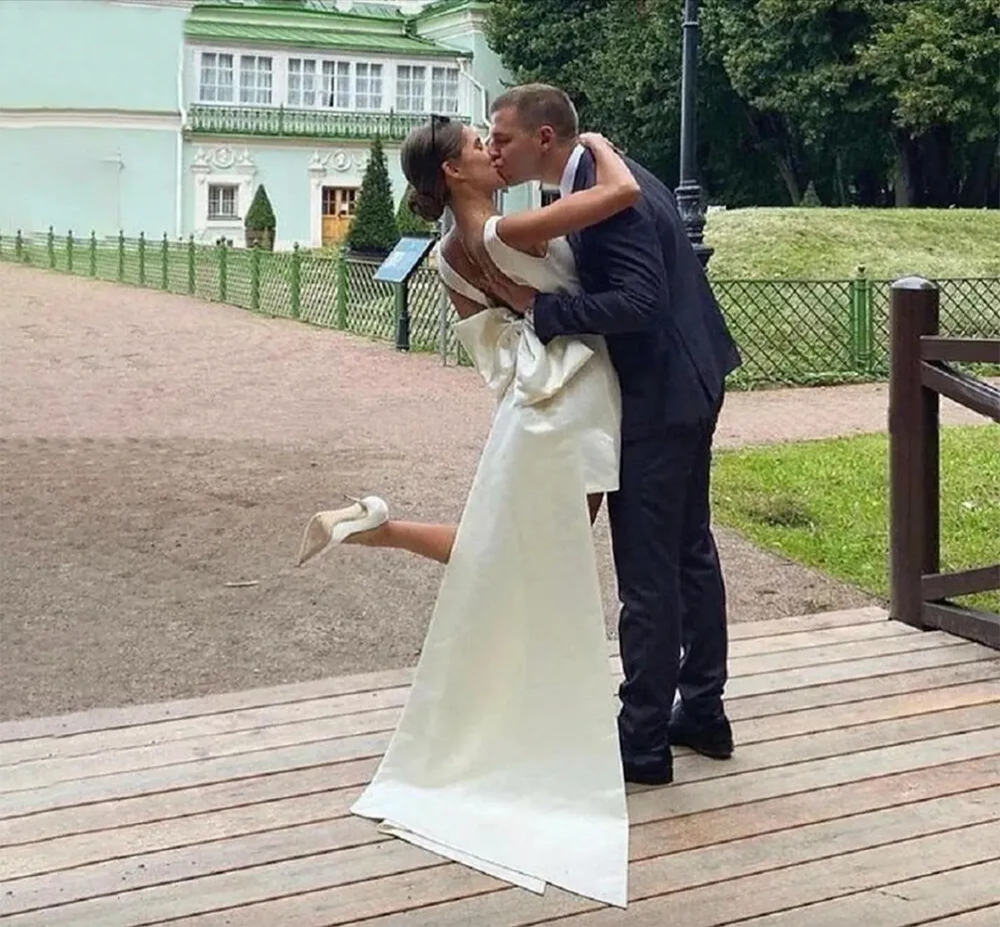 Simple Satin Little White Mini Wedding Dress With Detachable Train Big Bow Boho Garden Beach Bridal Dresses V Neck A Line Brides Second Reception Part