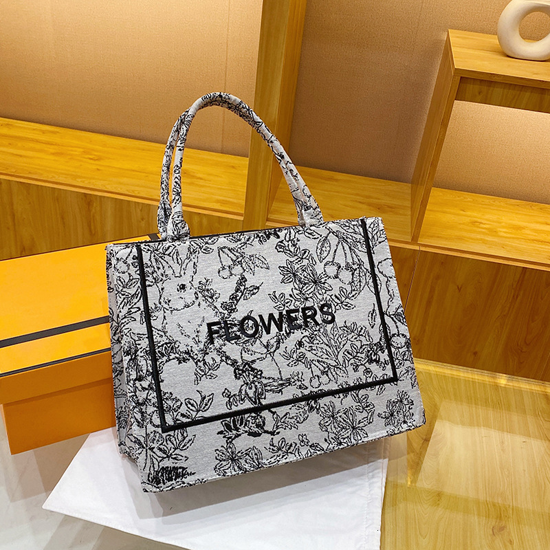 Free Shipping Designer Luxury Vintage Embroidered Handbag For Women New Fashion Printed Shoulder Bag Trendy Versatile Large Capacity Canvas Tote Bag S