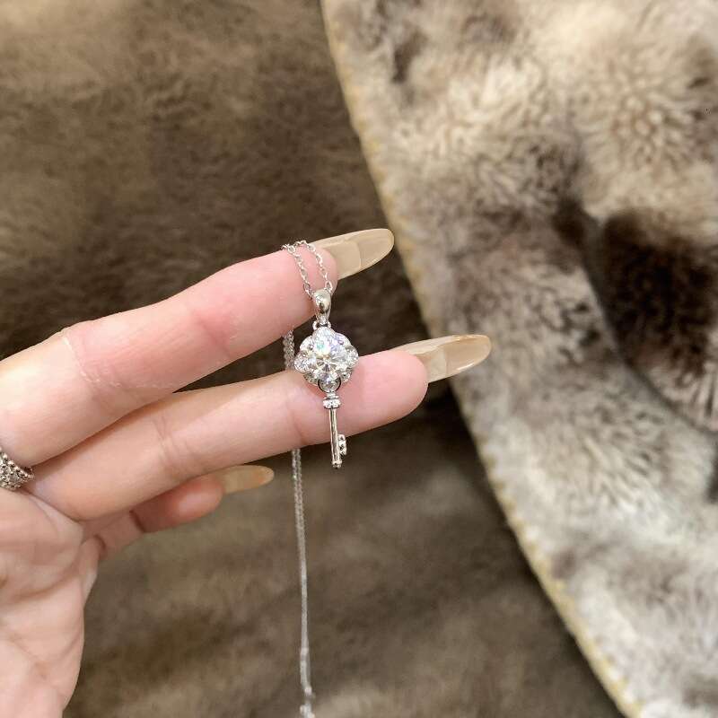 Light High-End Fashion Versatile Moissanite Key Necklace Inlaid with Full Dias Exquisite Noble Cool Style Clavicle Chain