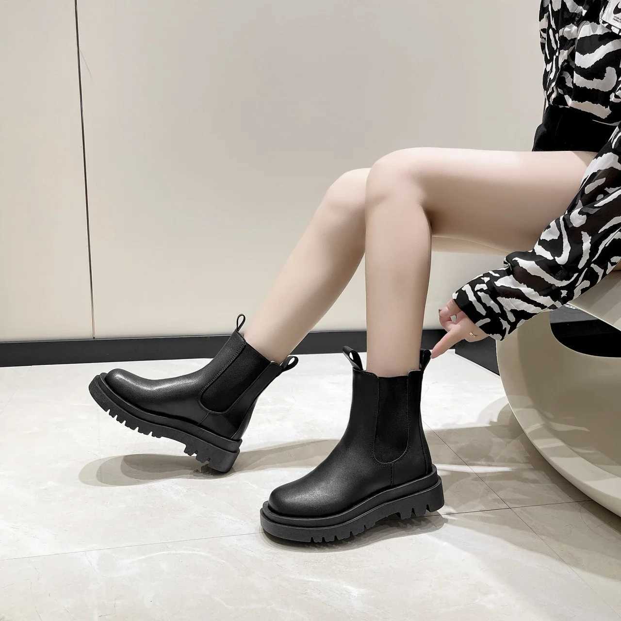 2023 Women Boots Hot Luxury Thick Sole Chelsea Boots Women Flat Casual Boots High Quality Fi Shoes for Women Womens Shoes XJ250807