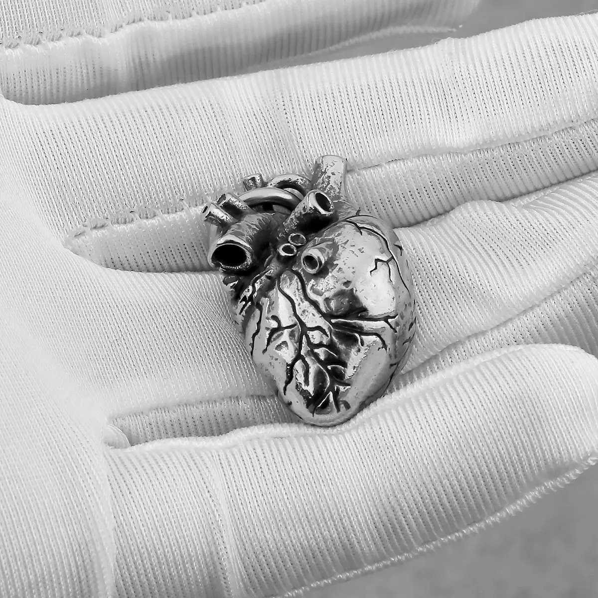 Fashion Minimalist Heart Necklace Men and Women Anatomical Heart Hip Hop Pendant Necklace Vintage Charm Stainless Steel Jewelry 250805