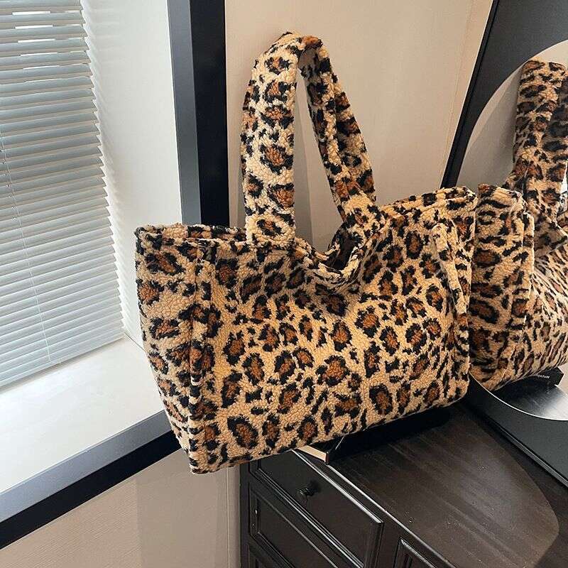 2025 Autumn/Winter New Women's Leopard Pattern Premium Plush Large Capacity Tote Shoulder Casual Bag