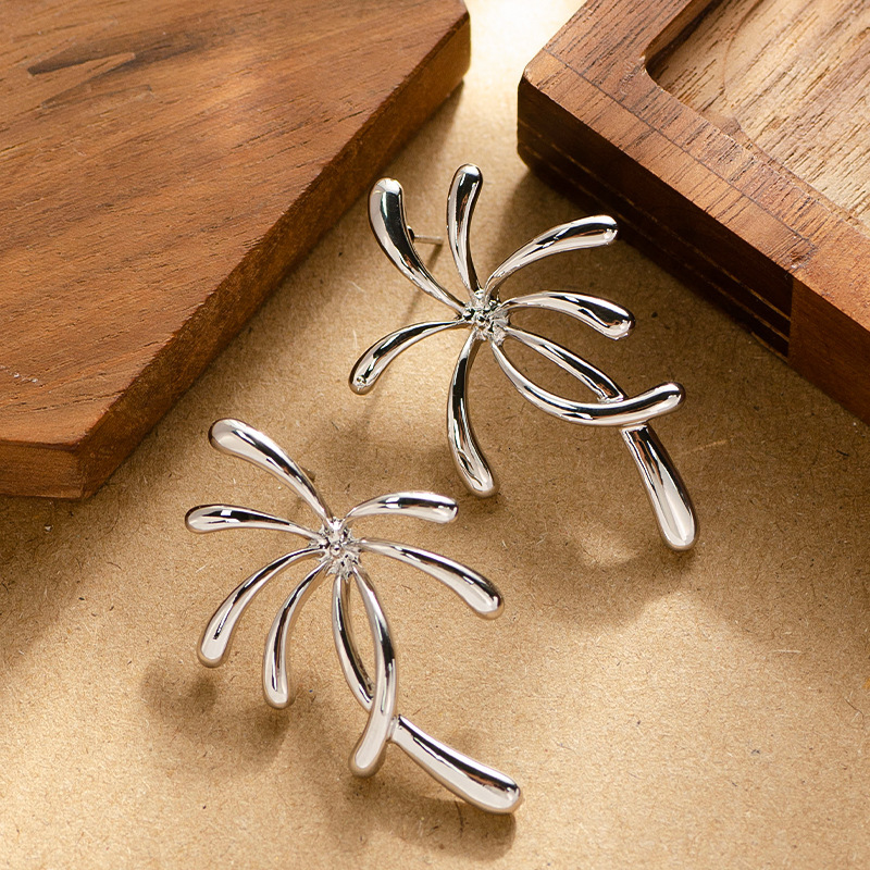 Internet Celebrity Live Fashion Exquisite Minimalist Metal Flower Earrings for Women High-end Light Versatile Sier Needle Ear Jewelry