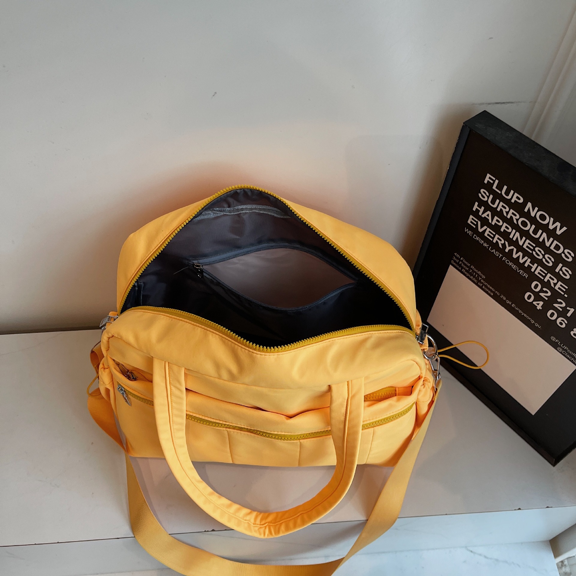 Casual Style Nylon Fabric Large Lightweight Simple Handheld Commuter Tote Women's Gym Set Trolley Clothing Travel Bag