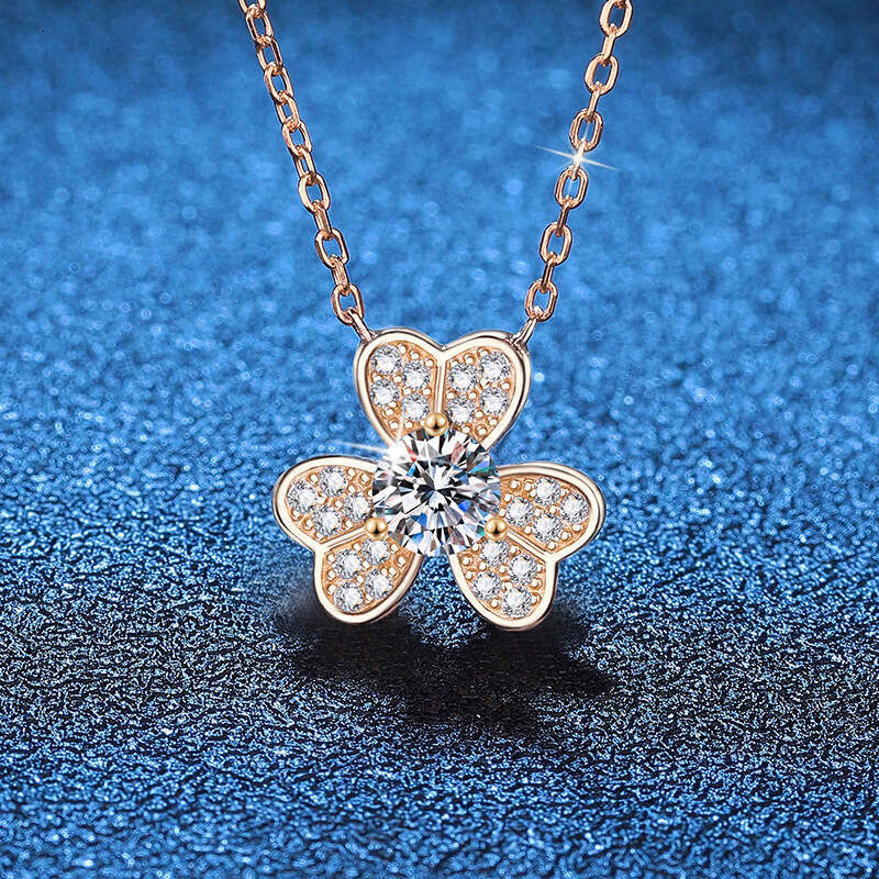 Iced Out VVS for Women Korean and Japanese Light Clover Sier Pendant 50 Points Moissanite Necklace