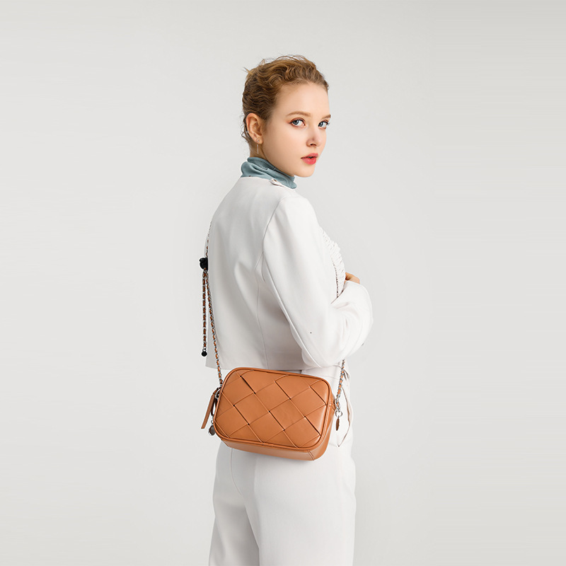 2025 New Bags Womens Chain Autumn Winter Fashion Quilted Woven Crossbody Bag Niche Design R250807