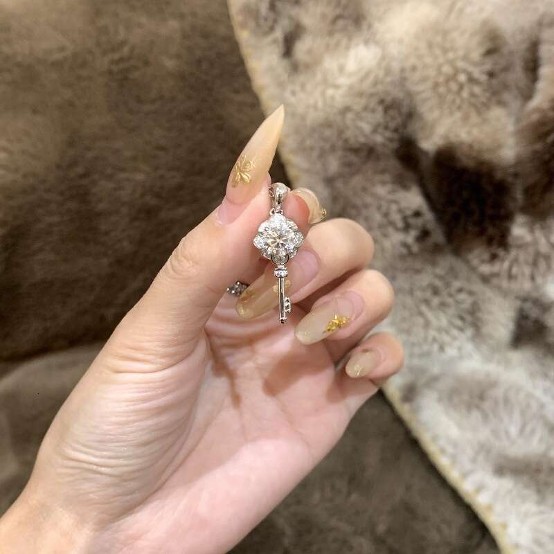 Light High-End Fashion Versatile Moissanite Key Necklace Inlaid with Full Dias Exquisite Noble Cool Style Clavicle Chain