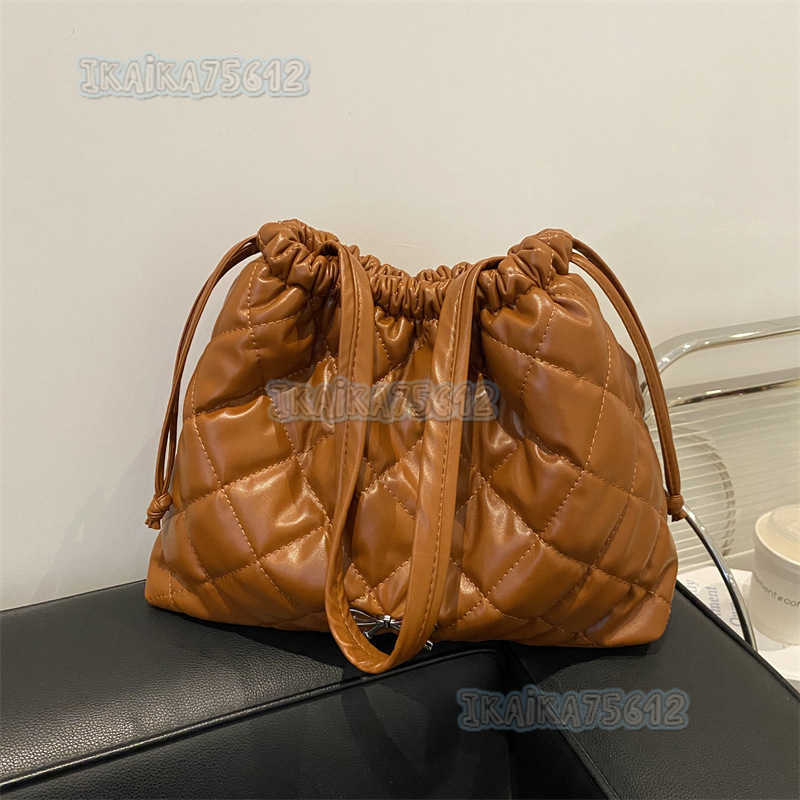Large Capacity Soft Surface Quilted Drawstring Crossbody Tote Bag 2024 Autumn Winter New Short Trip Handheld Shoulder Bag for Women H250806