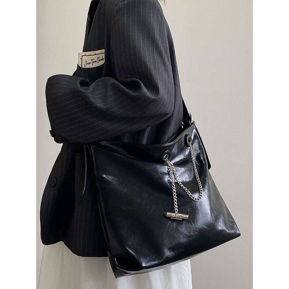 Small group dark tote feeling chain women s new crossbody series large capacity commuting shoulder bag