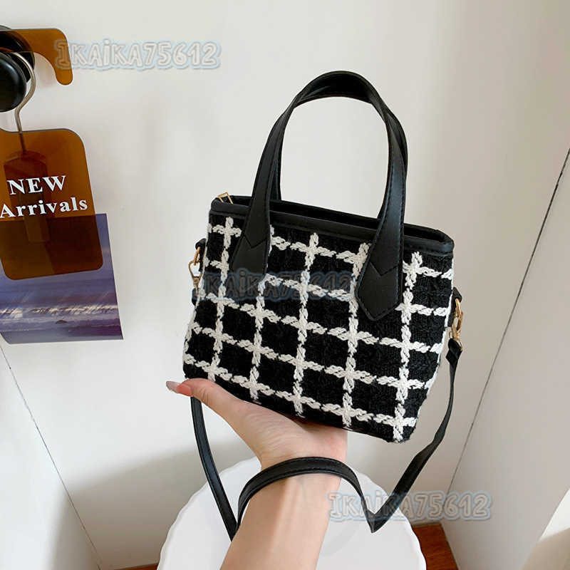 Celebrity Fashion Woolen Plaid Handbag 2022 Autumn Winter New Style Elegant Commuter Single Shoulder Crossbody Bucket Bag H250806