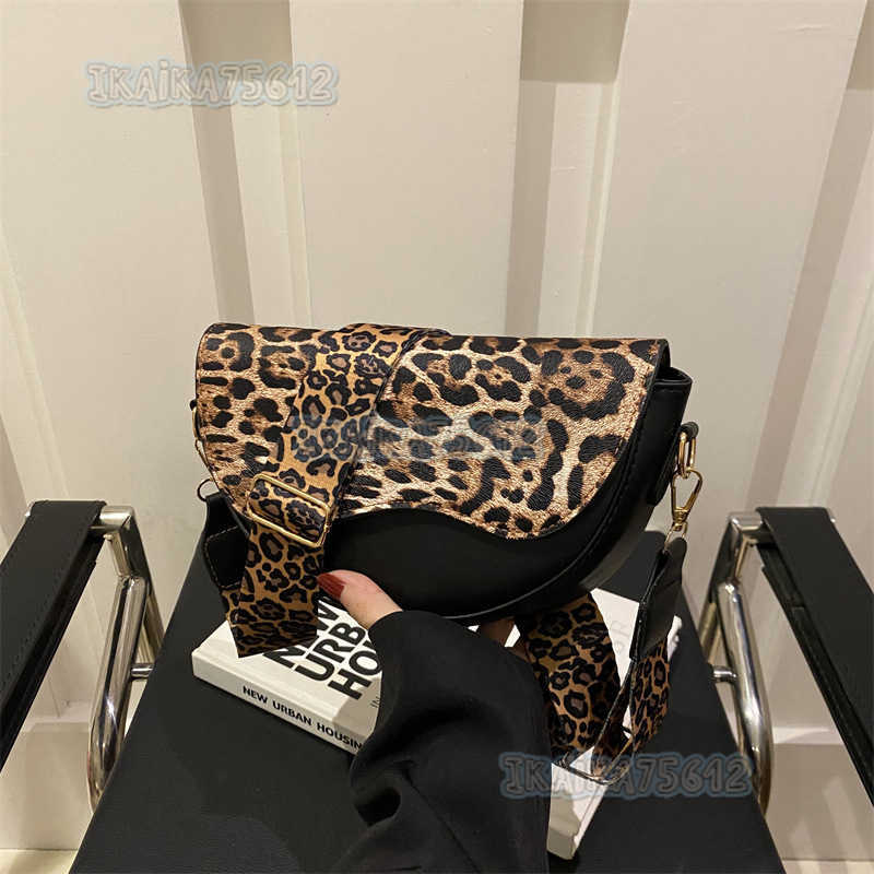 Niche Design Simple Saddle Bag Trendy Versatile Small Square Bag Wide Shoulder Strap Leopard Print Single Shoulder Crossbody Bag 2024 H250806